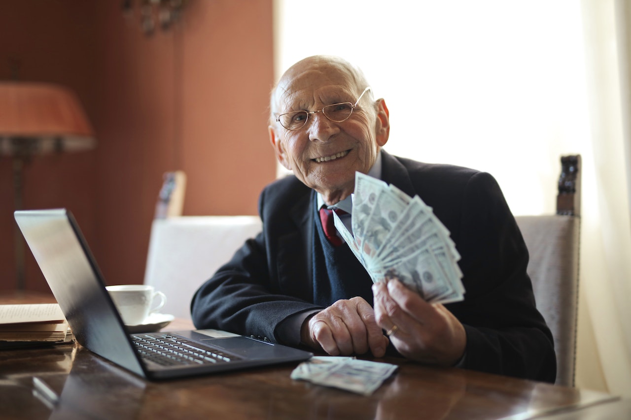 Old man is holiding money in his hand